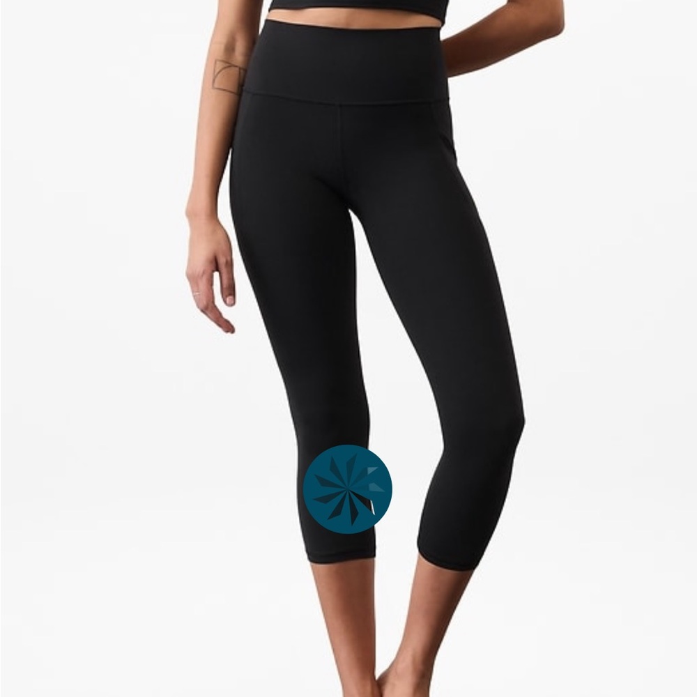 Athleta Gray Salutation Stash Capri Leggings